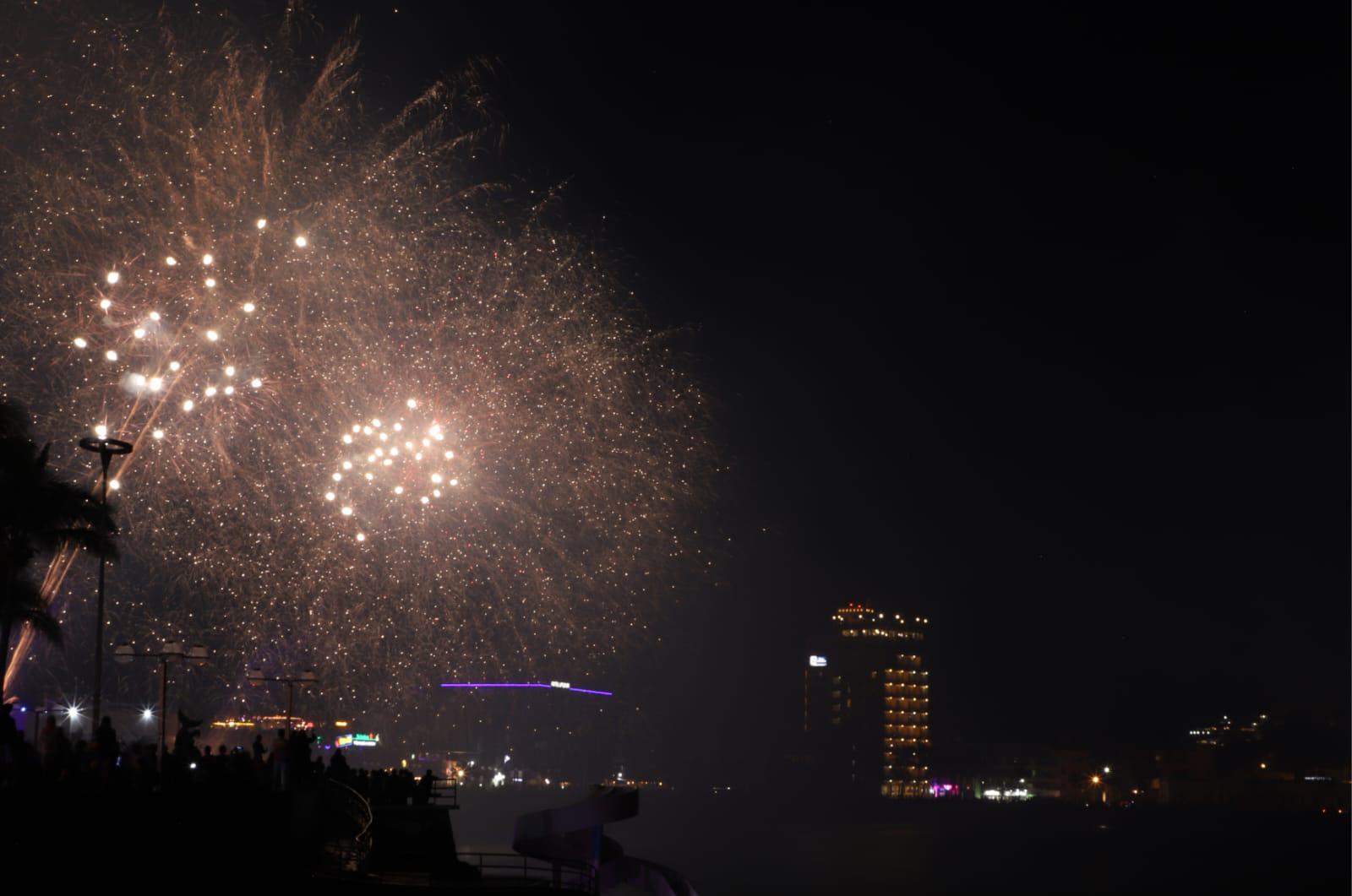 $!Cientos de personas disfrutan de un show de luces en el cielo de Mazatlán