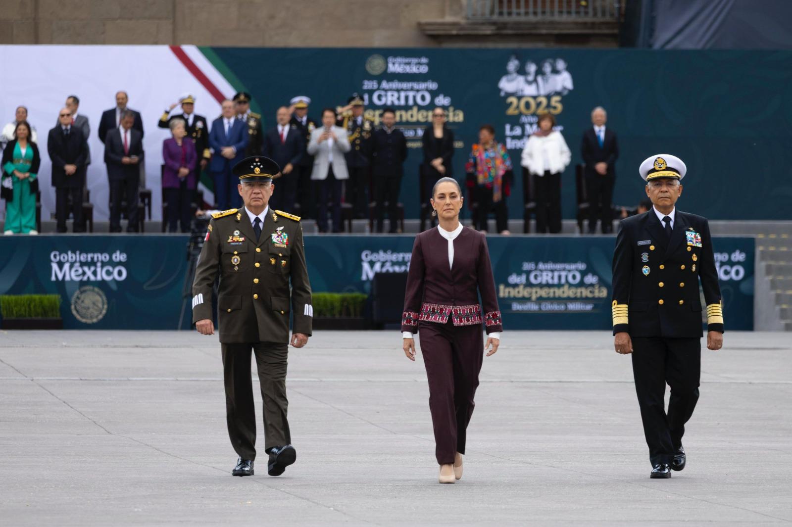 $!Fuerzas Armadas desfilan, por primera vez, ante una Presidenta de la República