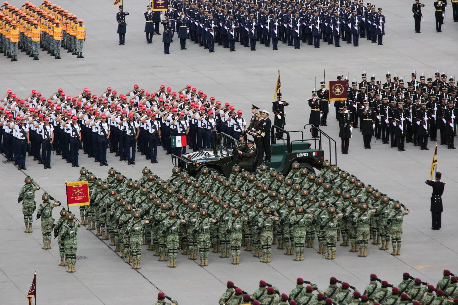 $!Fuerzas Armadas desfilan, por primera vez, ante una Presidenta de la República