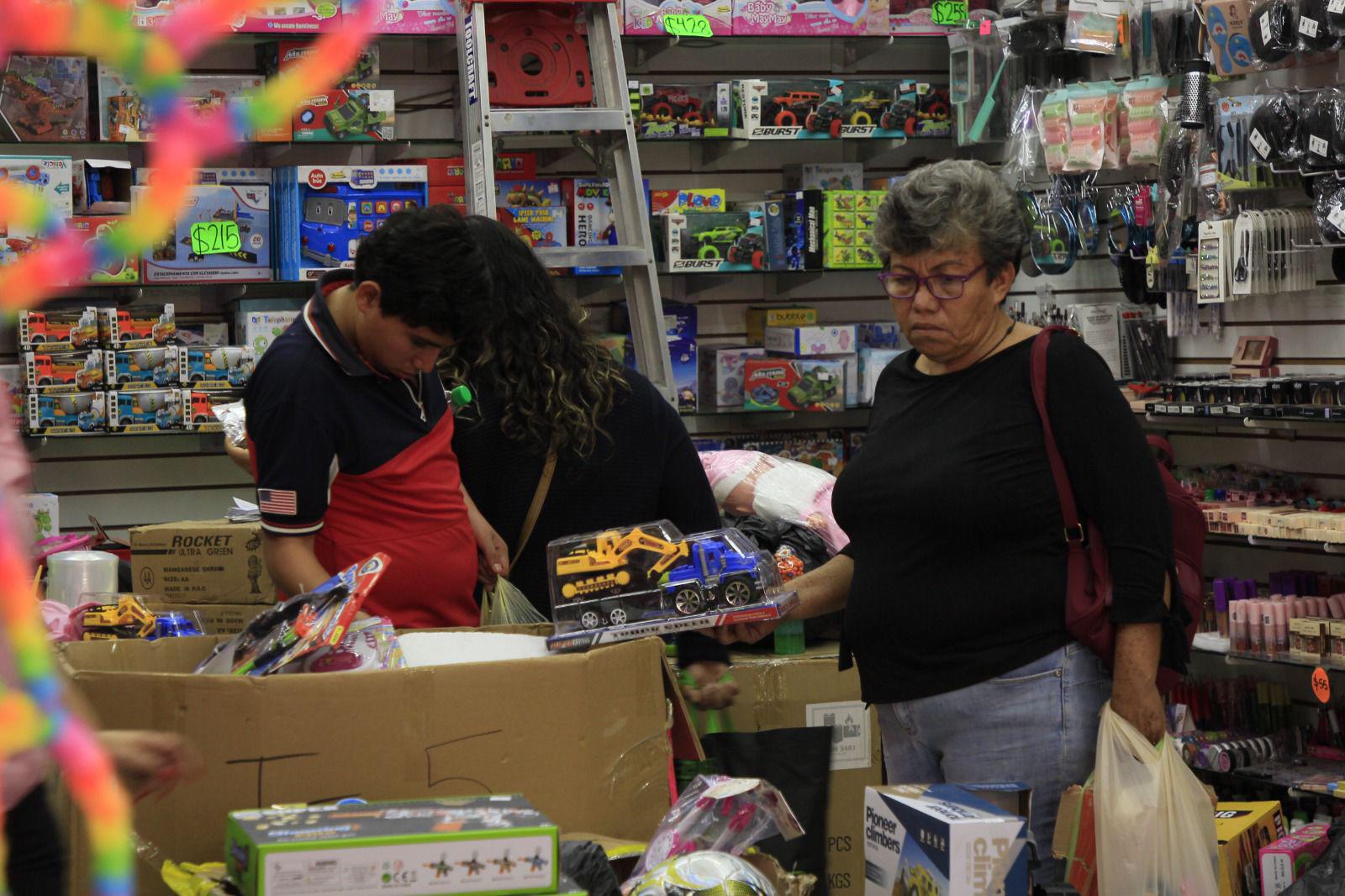 $!Reportan comerciantes del Centro de Culiacán bajas ventas en temporada navideña