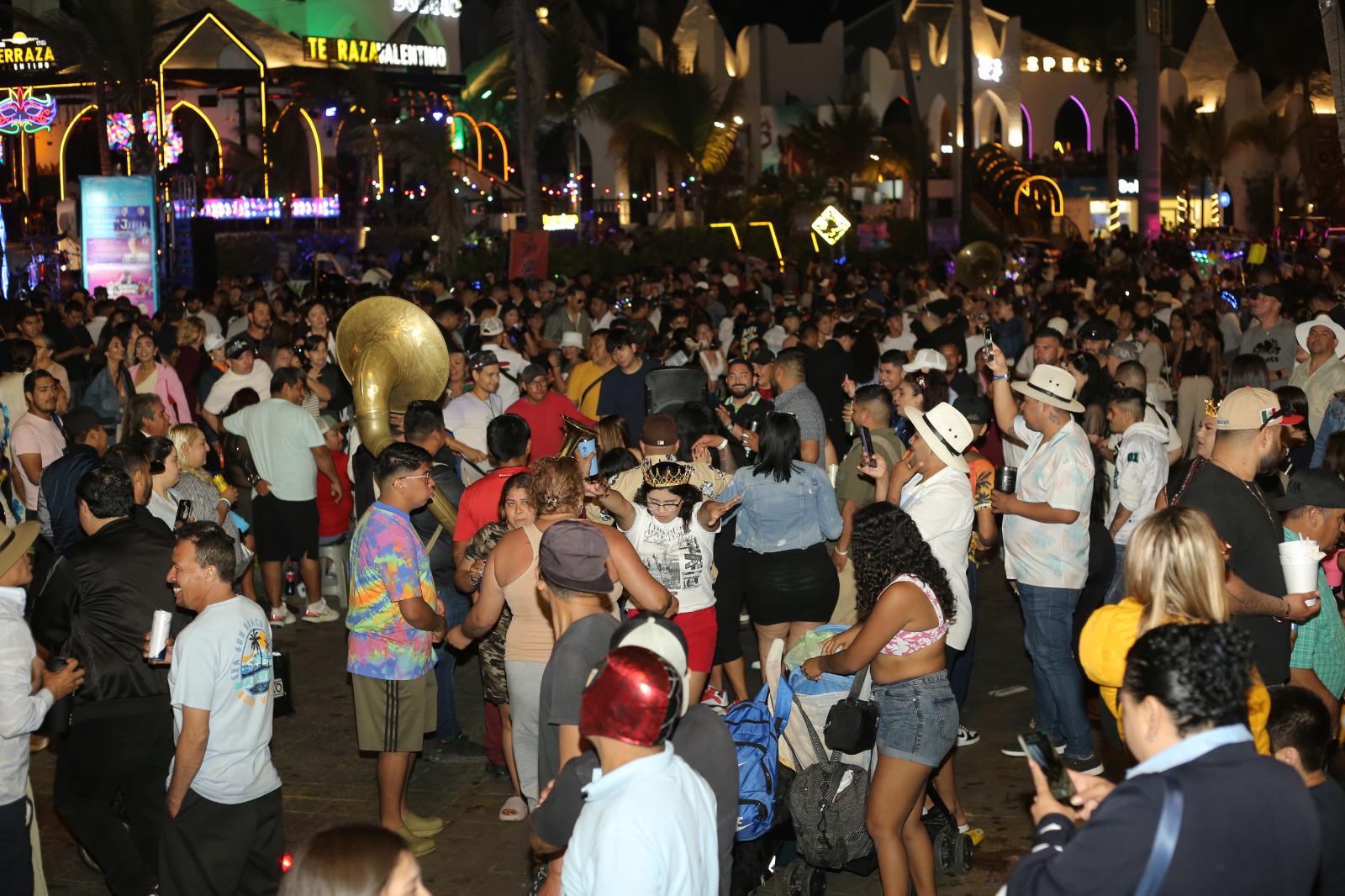 $!Mazatlecos siguen la fiesta en el malecón tras el desfile del Carnaval