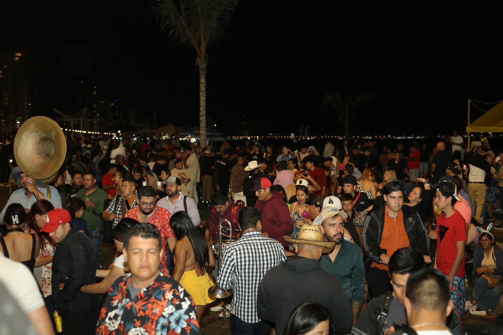 $!Mazatlecos siguen la fiesta en el malecón tras el desfile del Carnaval
