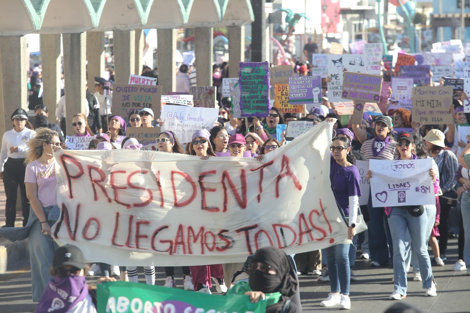 $!Resuenan consignas en Mazatlán durante la marcha del Día Internacional de la Mujer