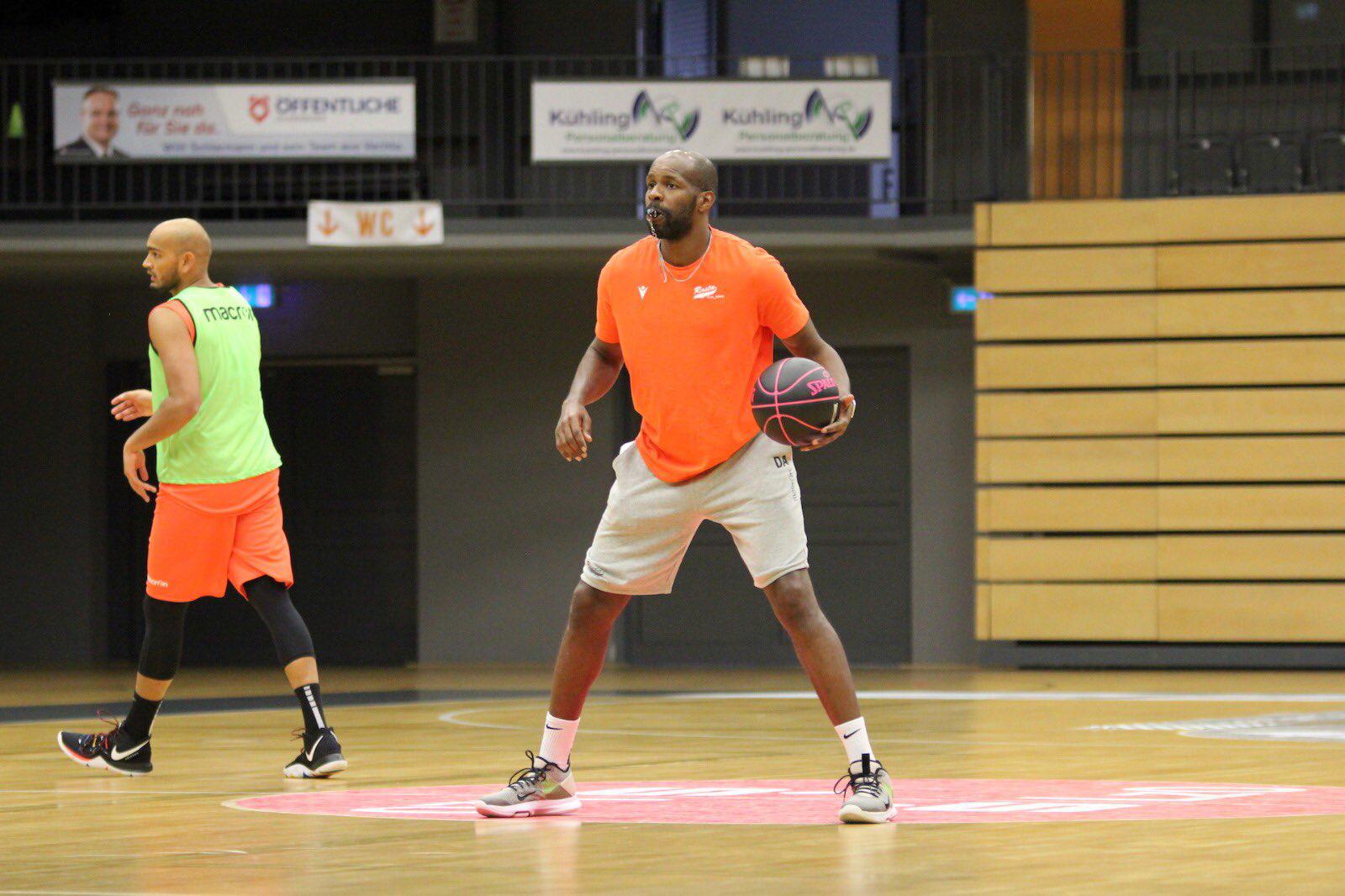 $!Venados Basketball tiene nuevo coach, Derrick Allen