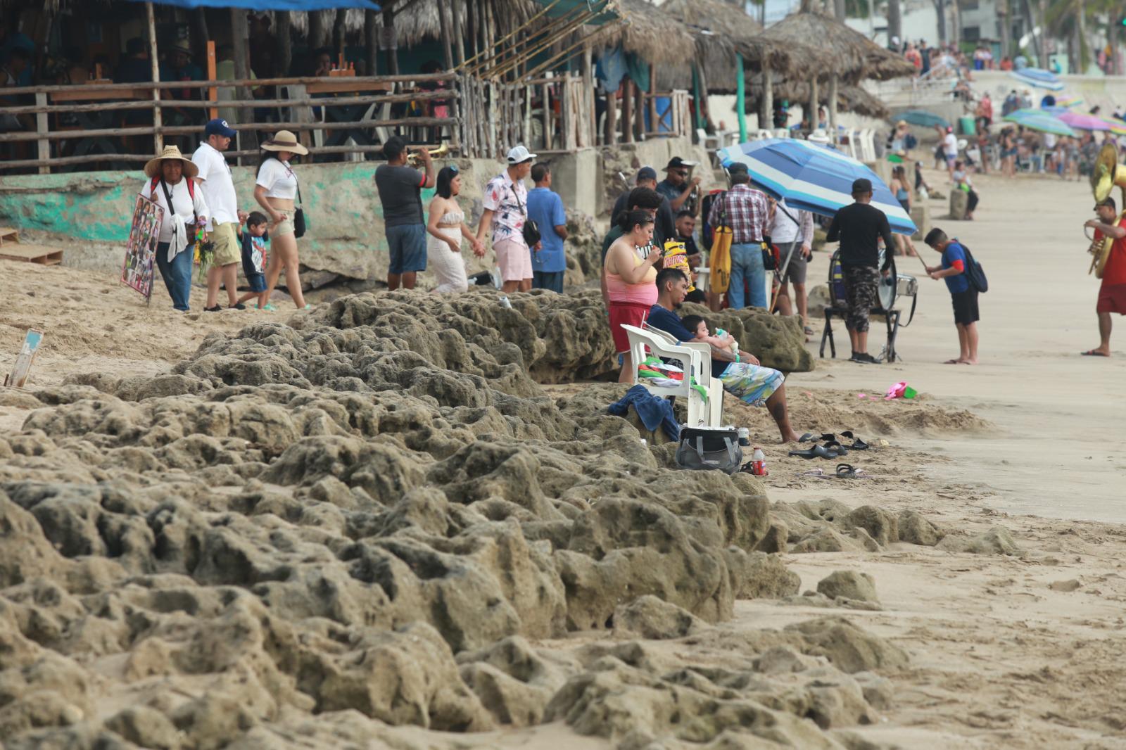 $!Aparece zona rocosa en áreas de playa de Mazatlán