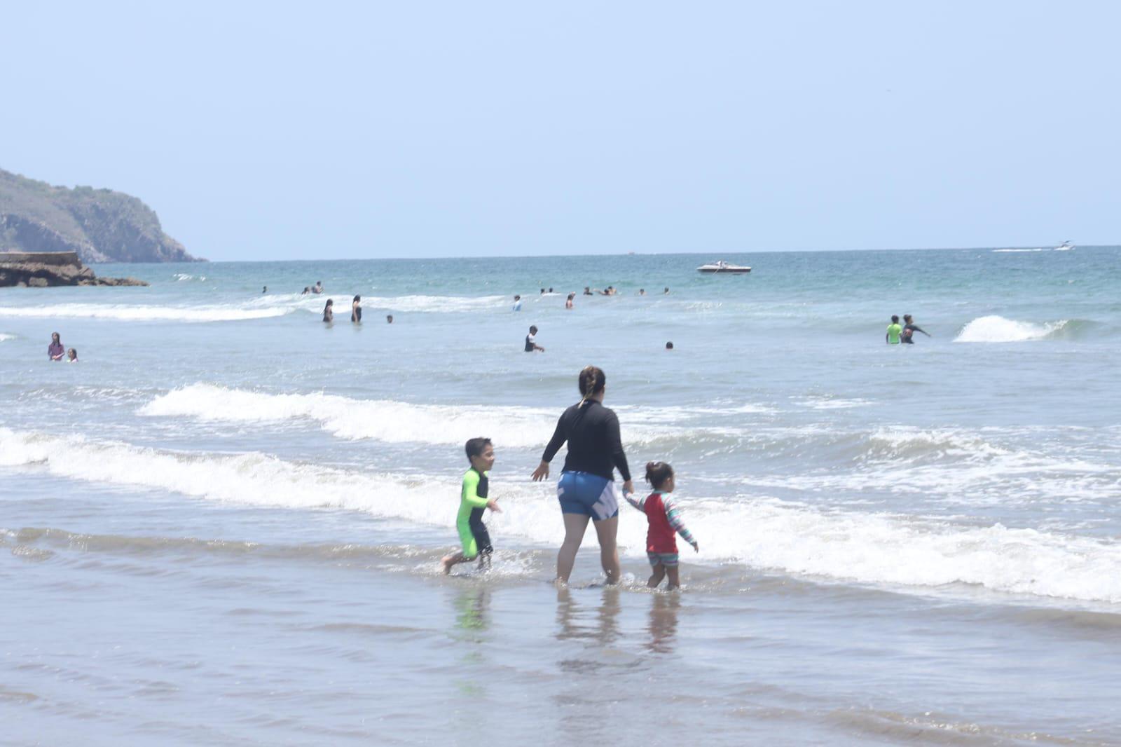 $!Bañistas evaden señales de precaución en playas de Mazatlán