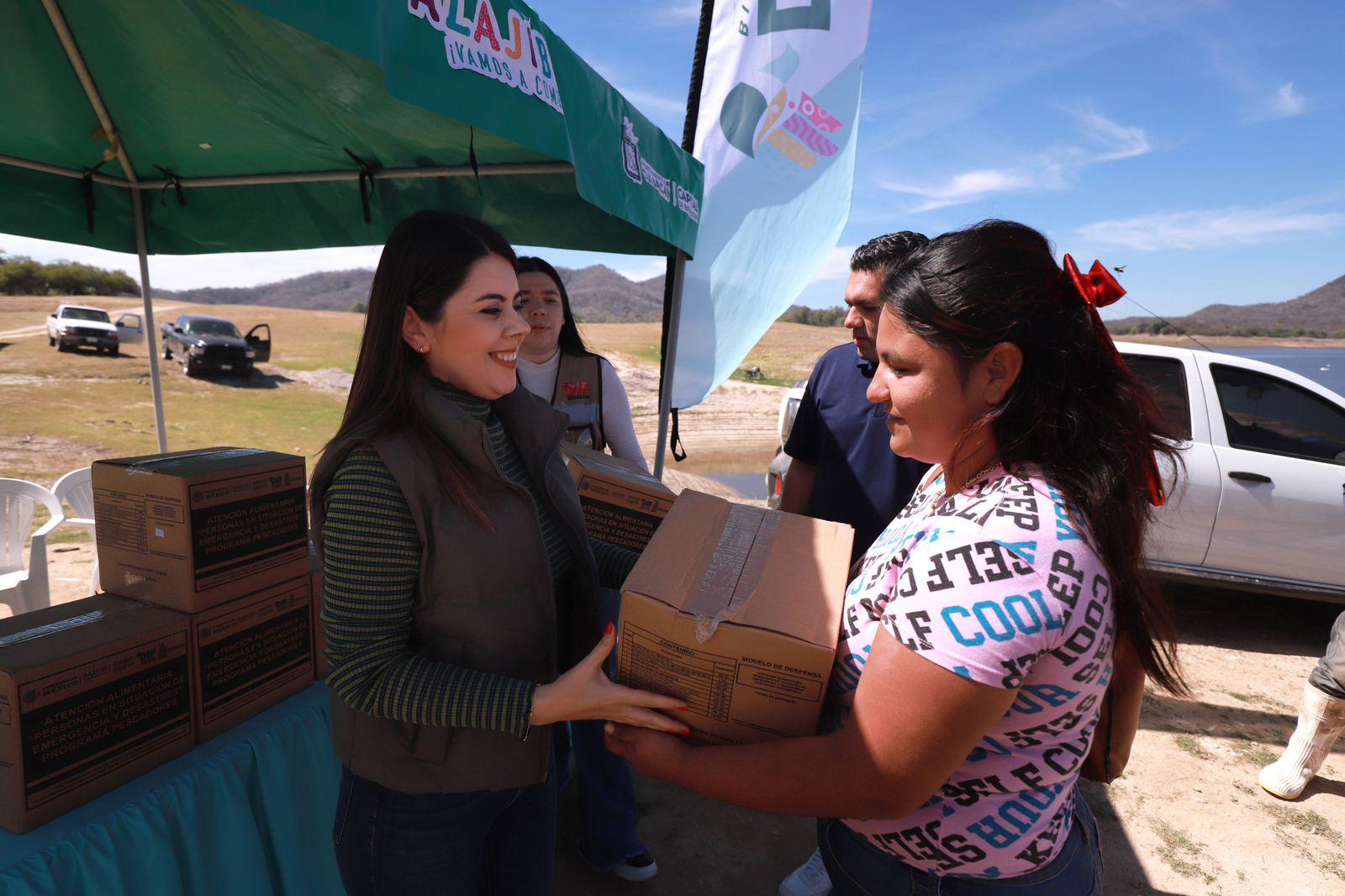 $!Entrega DIF Culiacán apoyos a familias de pescadores a comunidades de la sindicatura de Imala