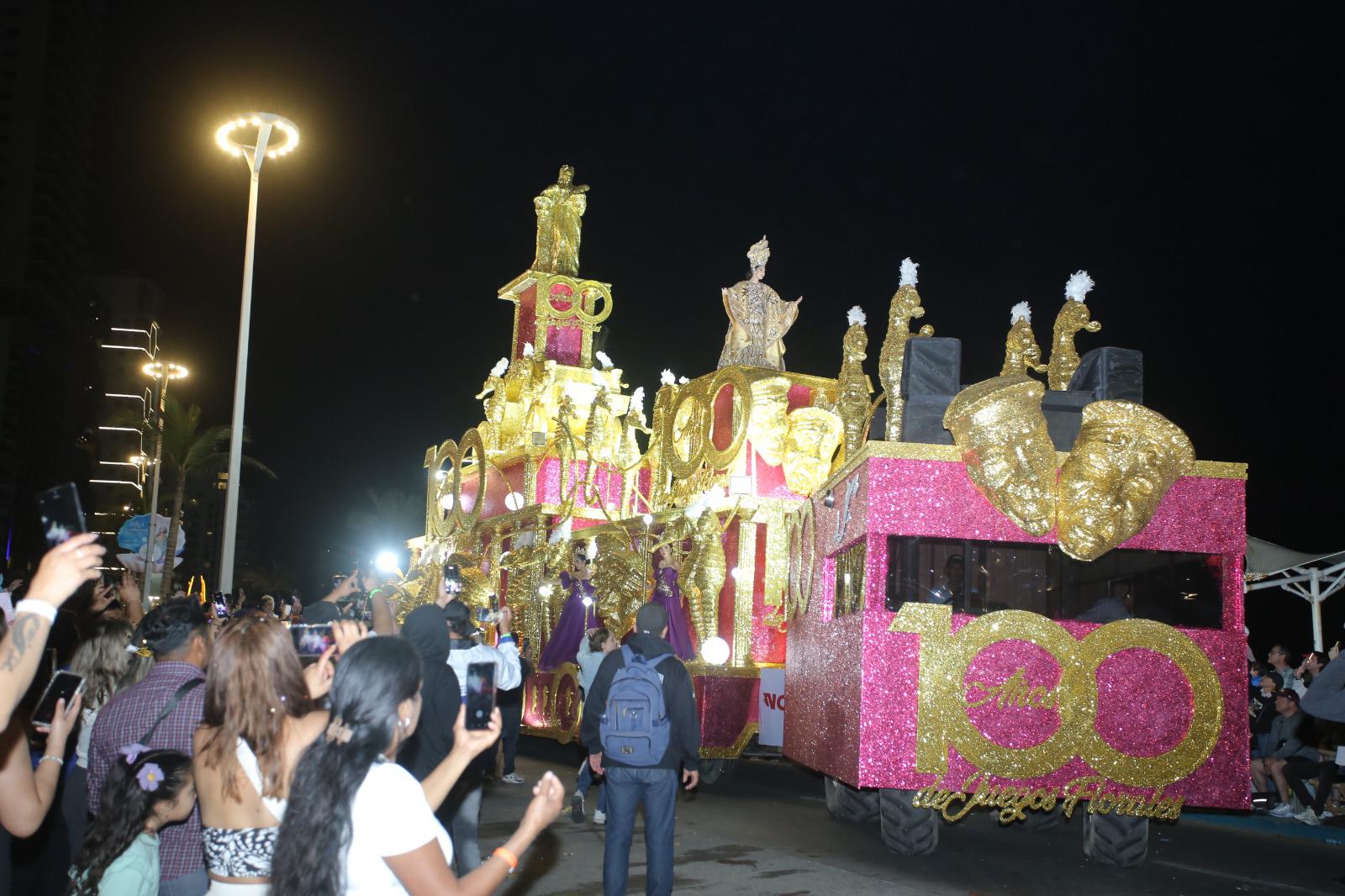 $!Carro alegórico de la Reina de los Juegos Florales del centenario.