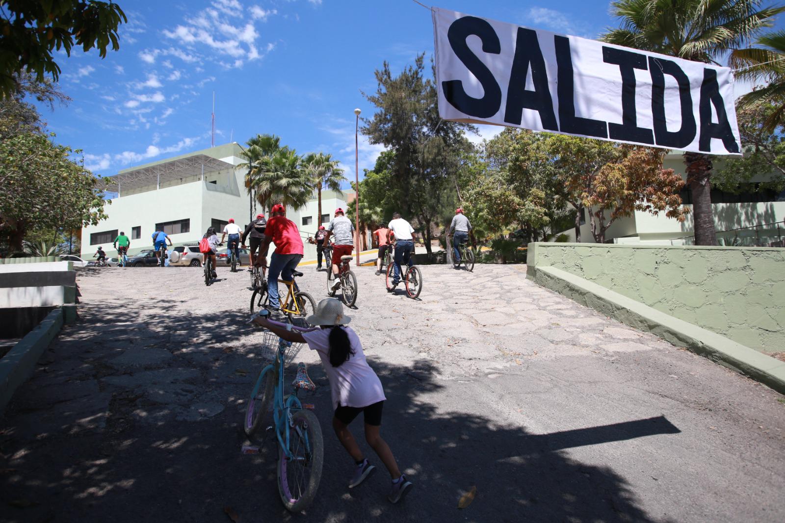 $!Recorren ciclistas instalaciones de Tercera Región Militar