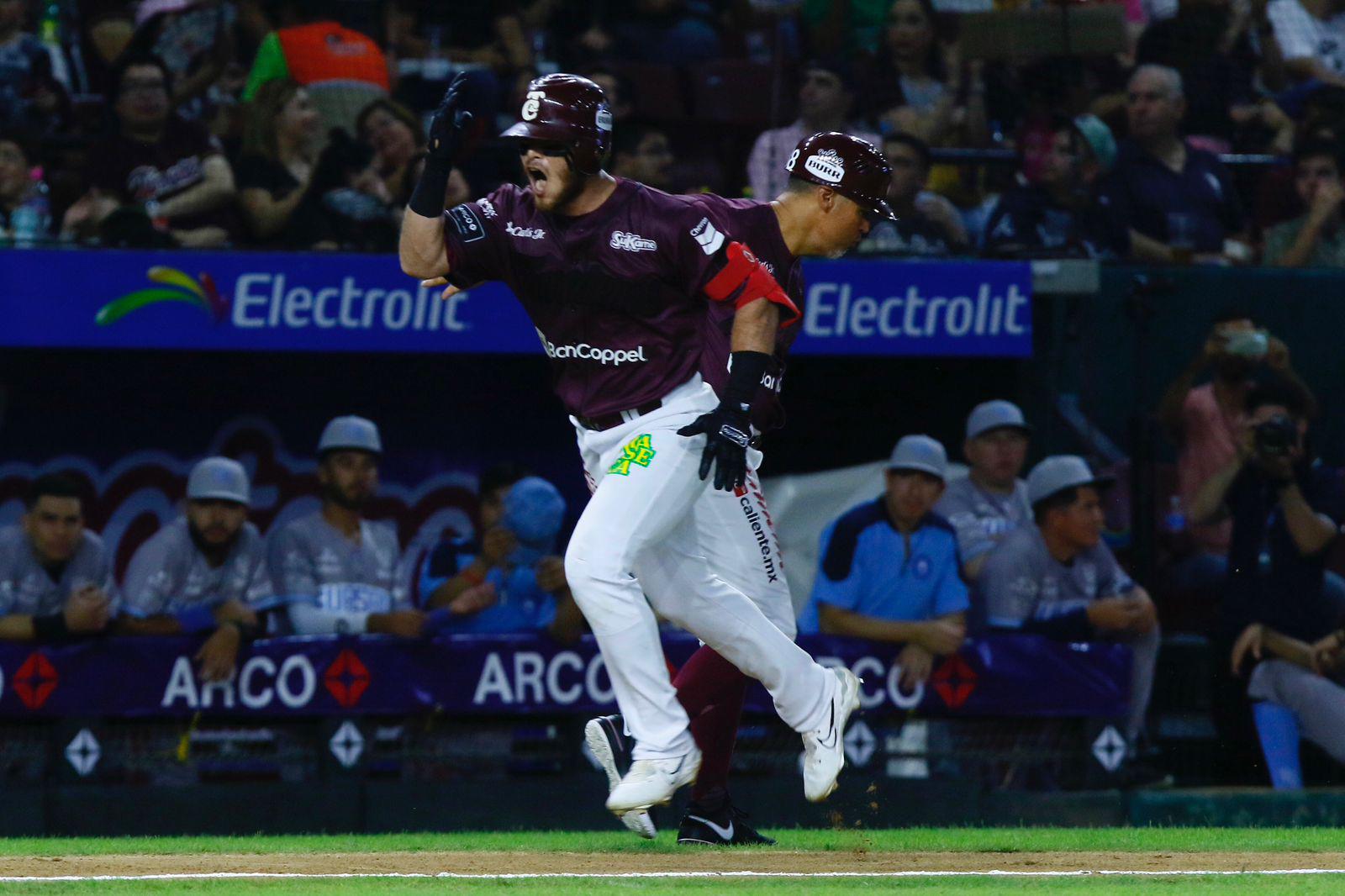 $!Algodoneros de Guasave arruina la fiesta de Tomateros de Culiacán