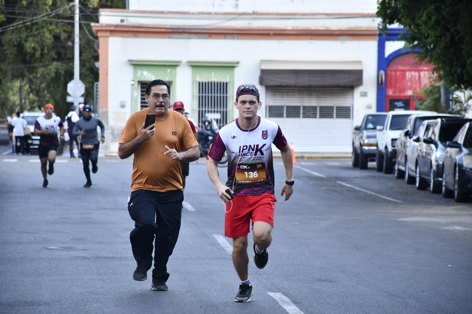 $!Juan Rivera es el campeón absoluto de la Carrera IPN Once K en Culiacán