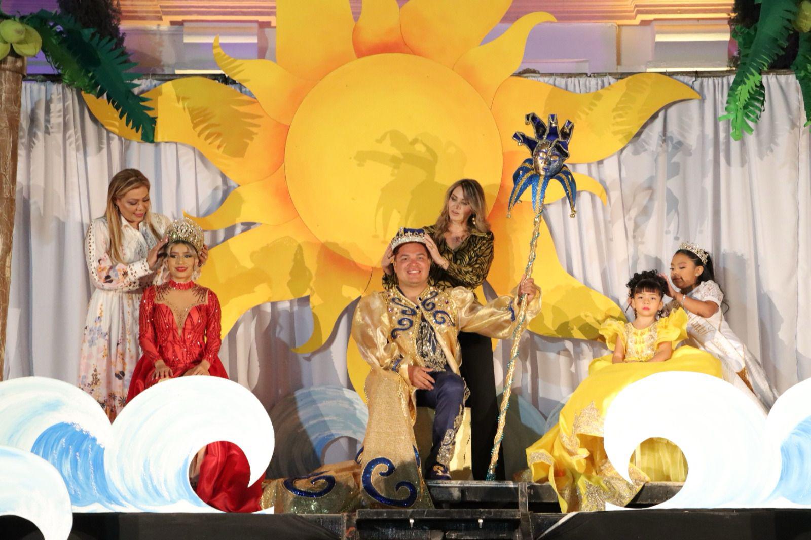 $!Coronan a Jasive I, Alejandra I y Manuel I, como reyes del Carnaval de Rosario 2025