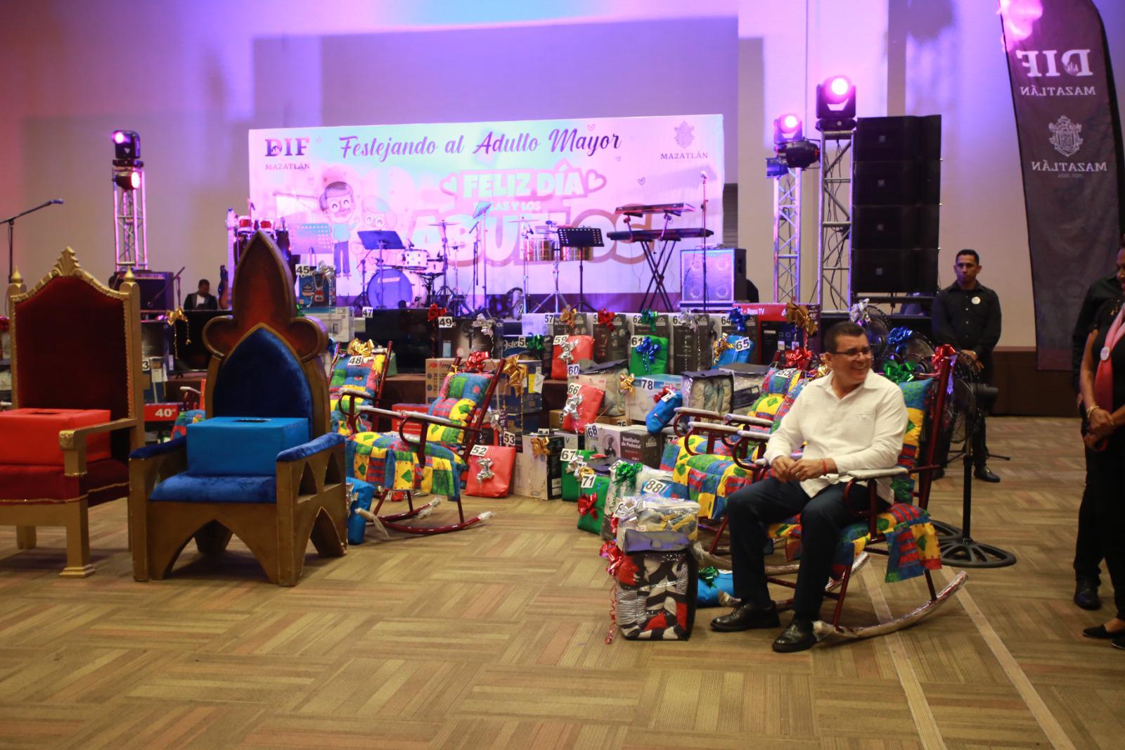 $!En medio de rifa, festejan al Adulto Mayor del DIF Mazatlán