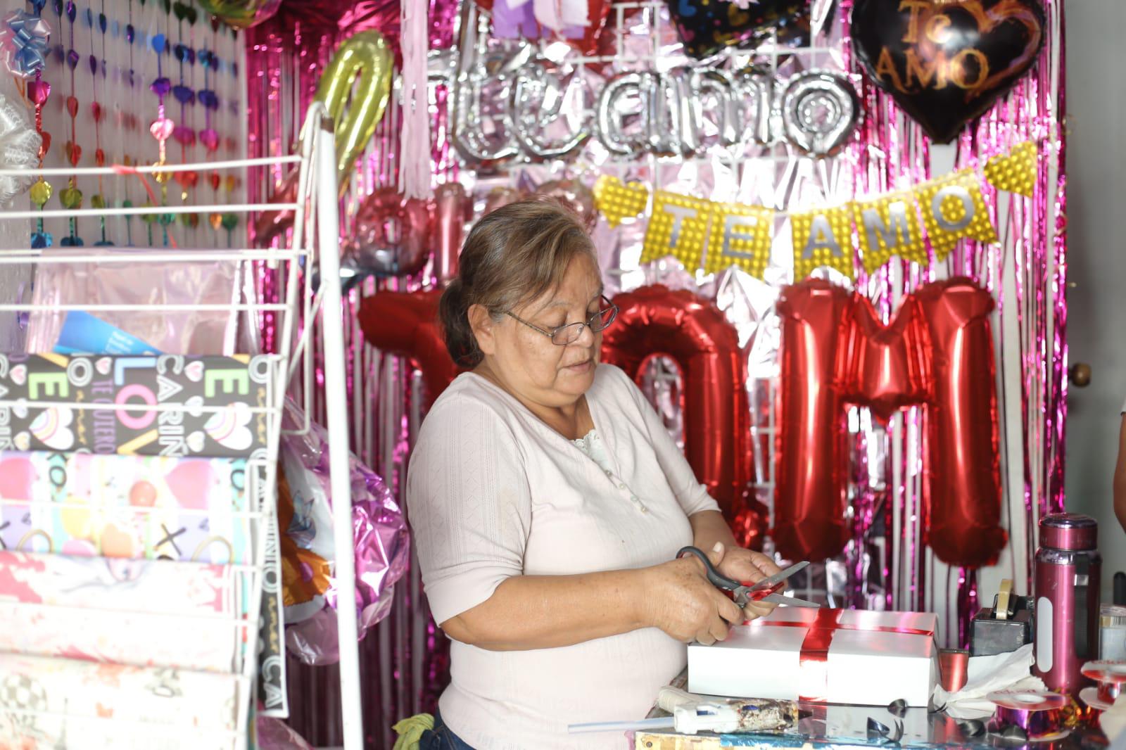 $!Comerciantes de globos, decoraciones y flores en Mazatlán reportan bajas ventas este 14 de febrero