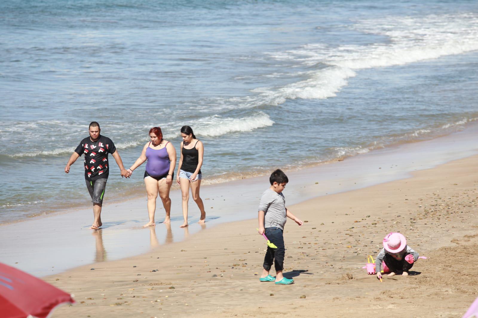 $!Tiene Mazatlán un día tranquilo; por la noche se aviva el puerto