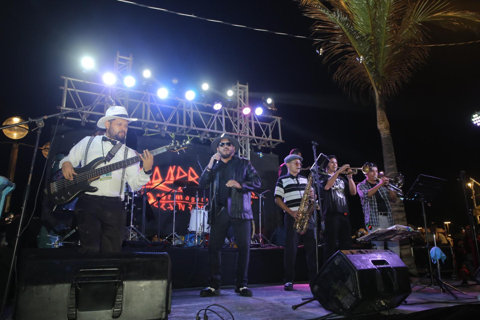 $!Combate Naval reunió cerca de 95 mil personas en Olas Altas en Mazatlán