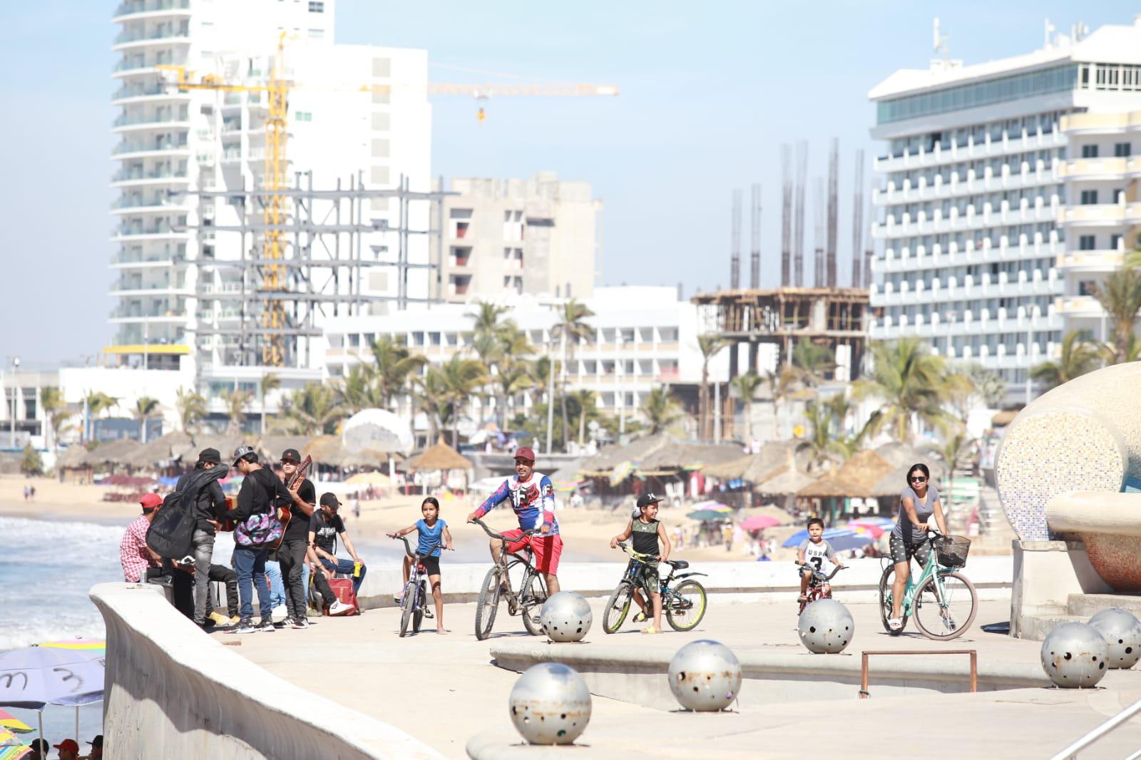 $!Tiene Mazatlán un día tranquilo; por la noche se aviva el puerto
