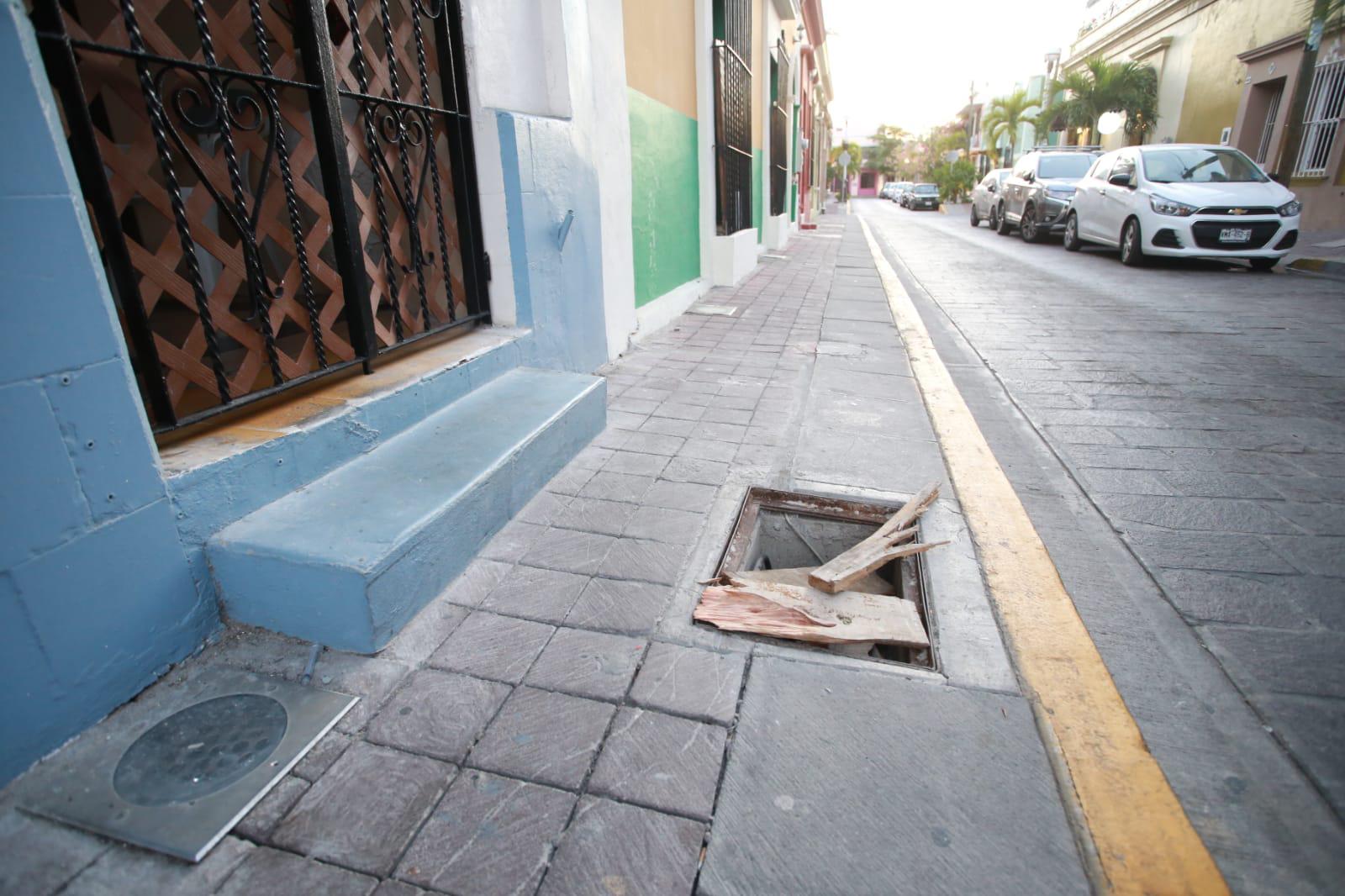 $!Peligro para peatones el registro con tablas quebradas.
