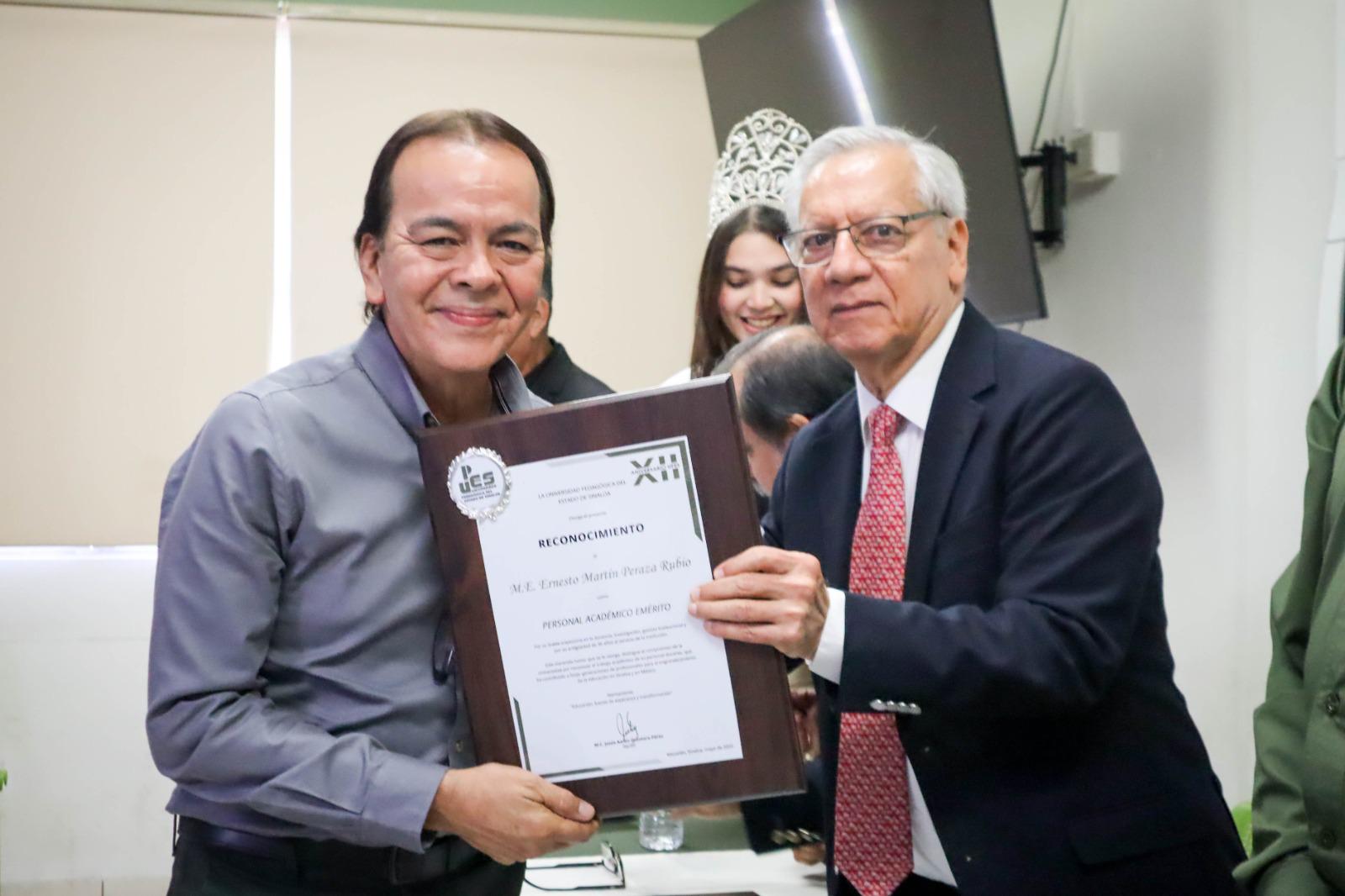 $!Ernesto Martín Peraza con su reconocimiento.