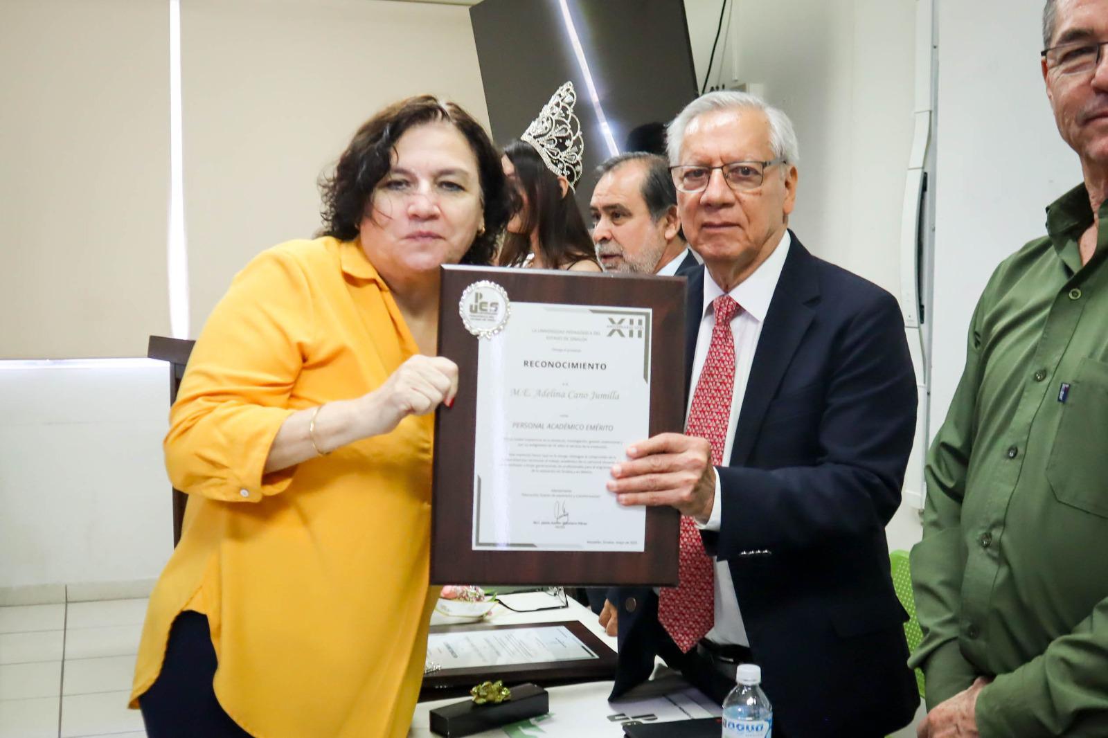 $!Adelina Cano Jumilla fue una de las profesoras homenajeadas.
