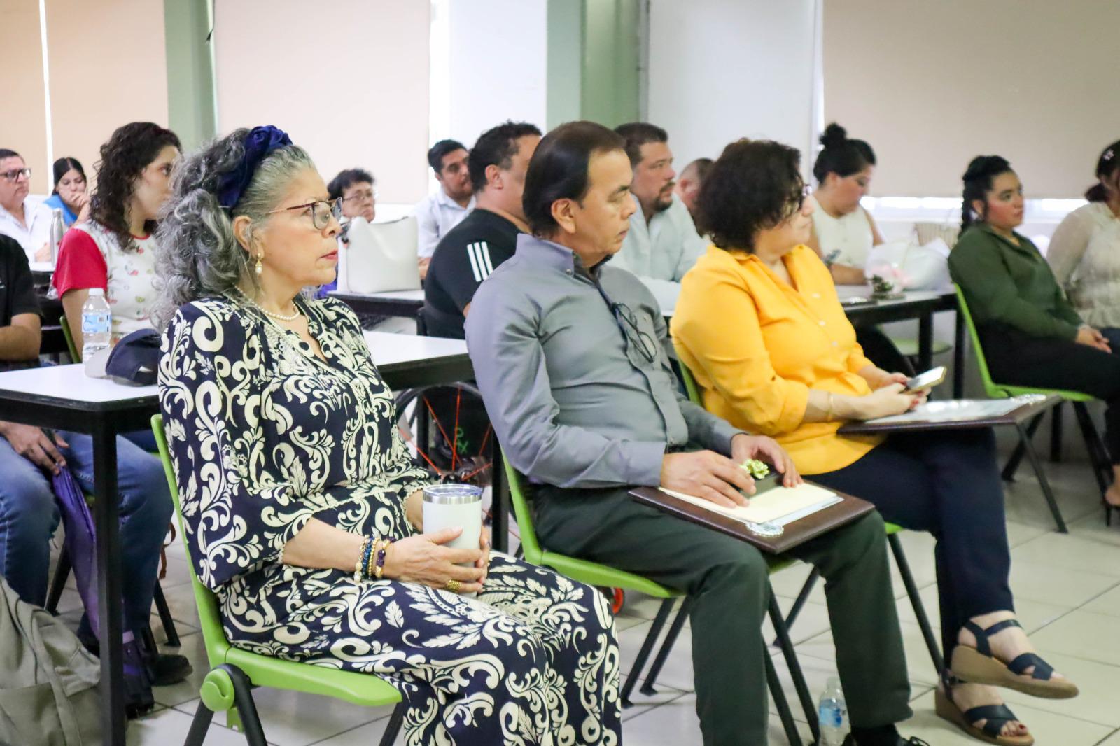 $!Bertha Alicia Mena, Ernesto Martín Peraza y Adelina Cano Jumilla.