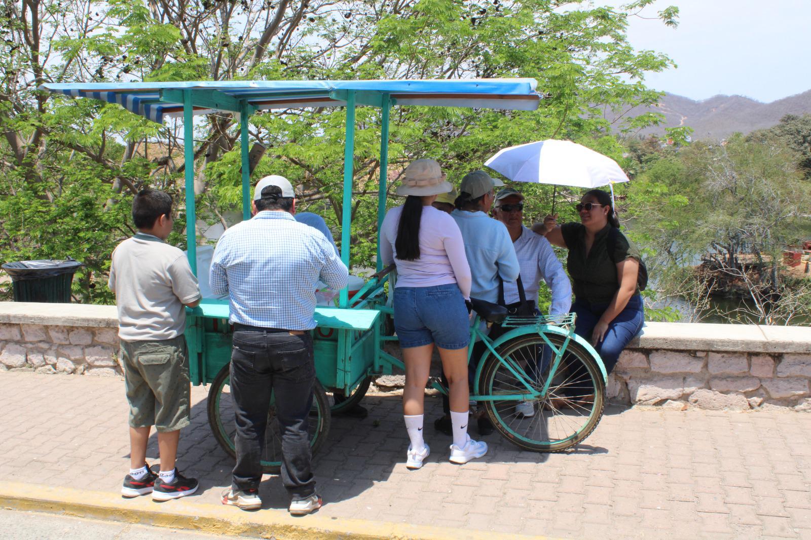 $!Comerciantes aprovechan la representación del Viacrucis en El Rosario para obtener un ingreso