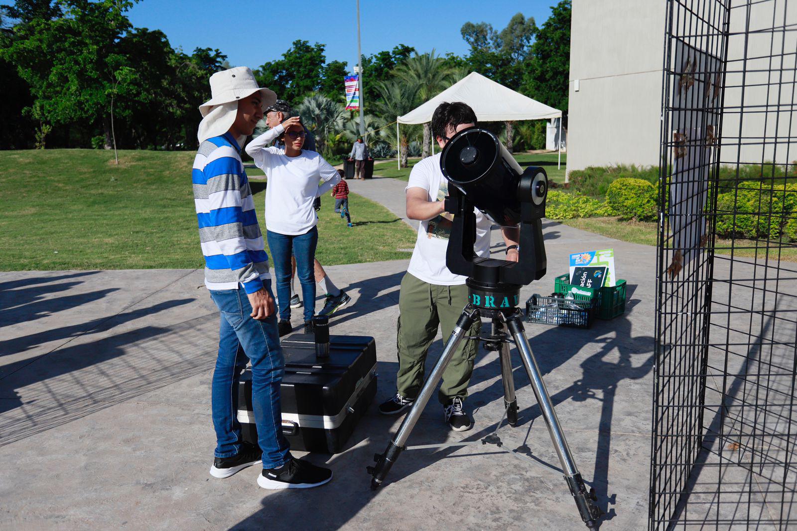 $!Comienza eclipse solar anular en Sinaloa; en Culiacán también lo observan