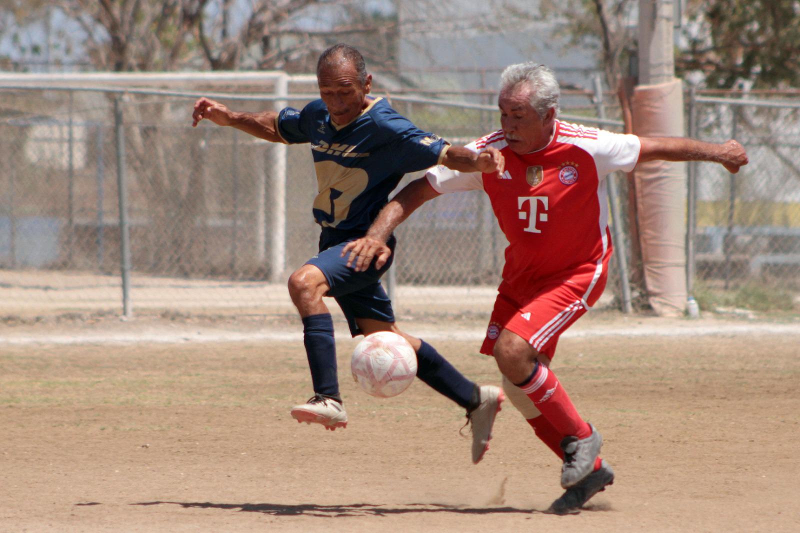 $!Sorprenden nuevamente al líder Muralla en Futbol Veteranos