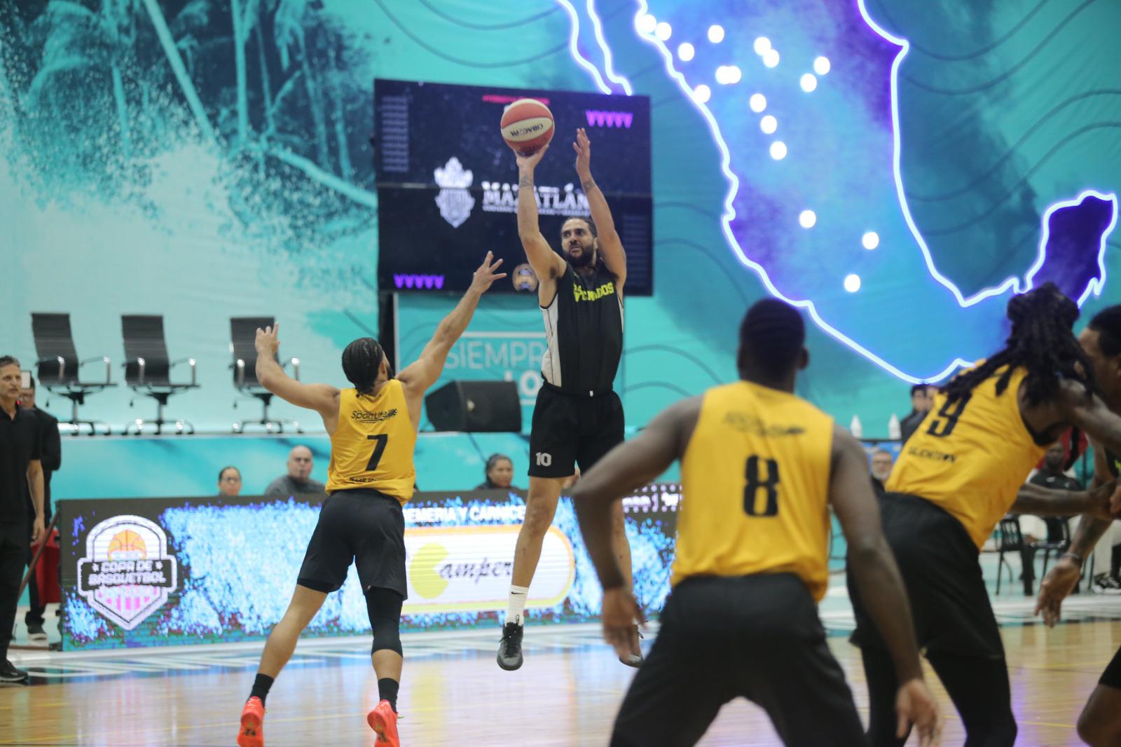 $!Caballeros de Culiacán resiste embate final de Venados Basketball en el puerto