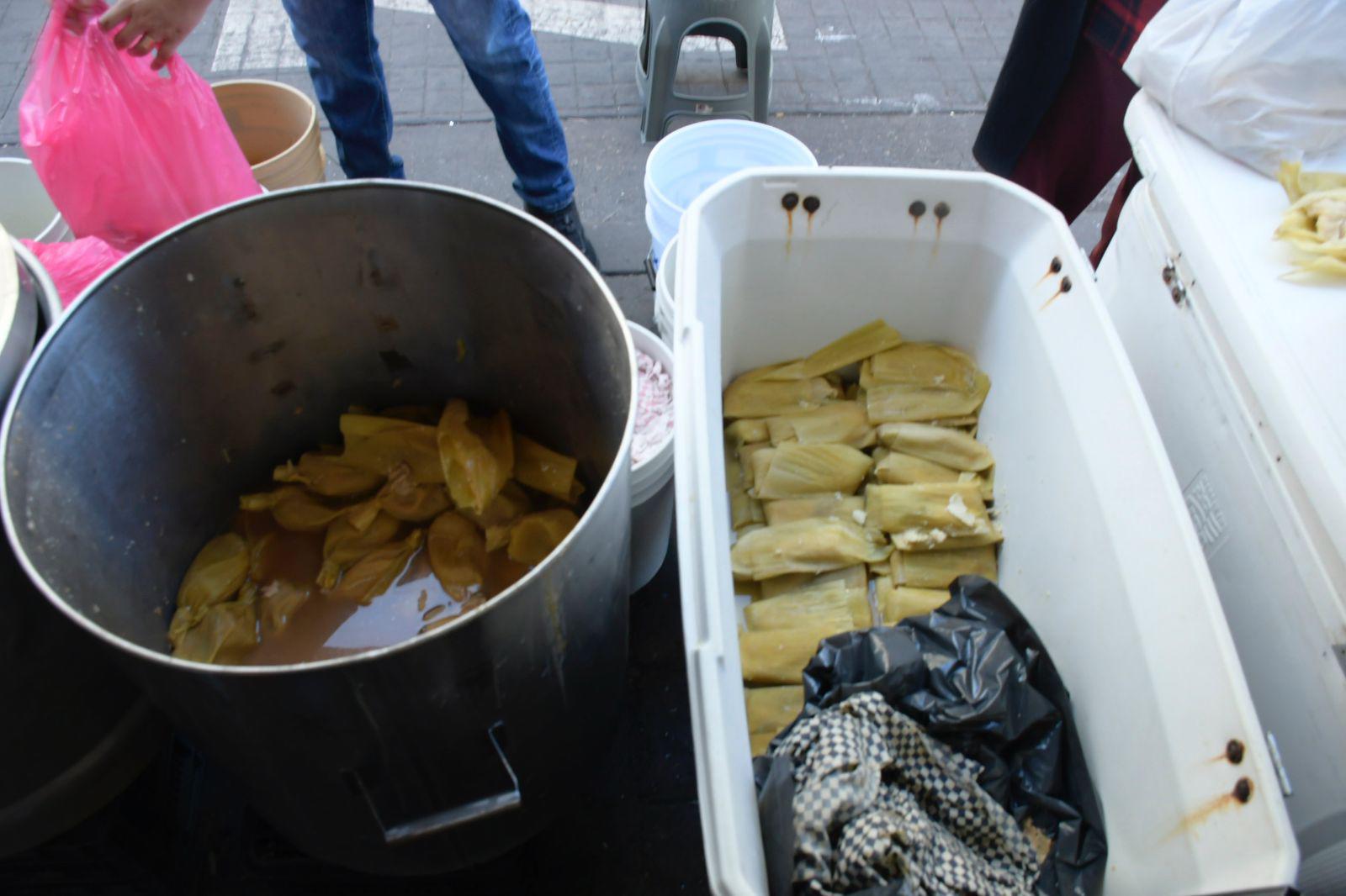 $!Culiacanenses cumplen con la promesa de comprar tamales el Día de la Candelaria