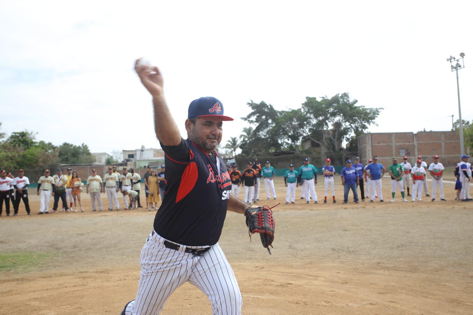 $!¡Batazo de cuatro esquinas! Realizan cuádruple homenaje en inauguración de Liga de Beisbol Burócrata Federal