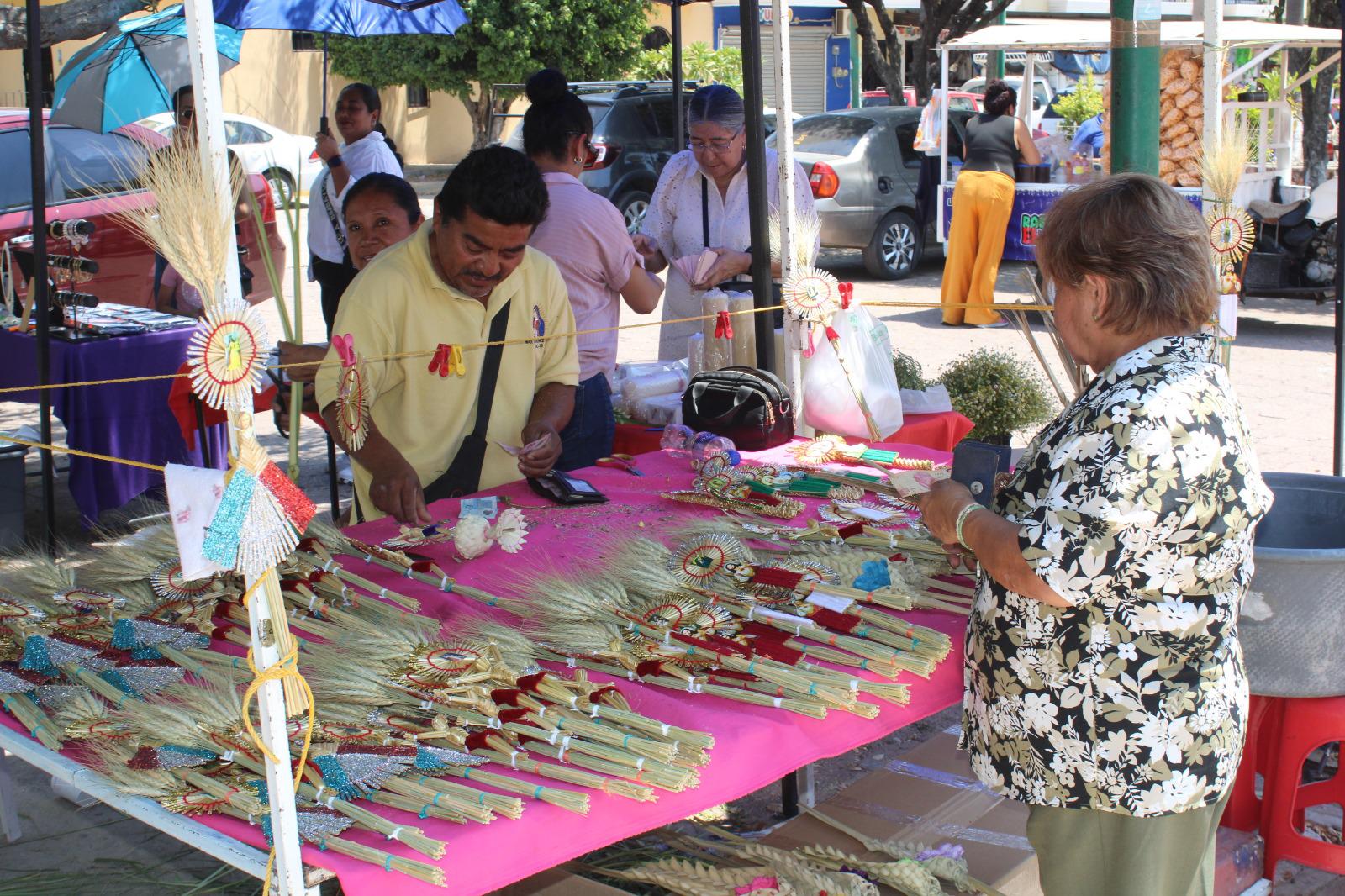 $!Comerciantes afirman que tuvieron buenas ventas en Domingo de Ramos en Rosario