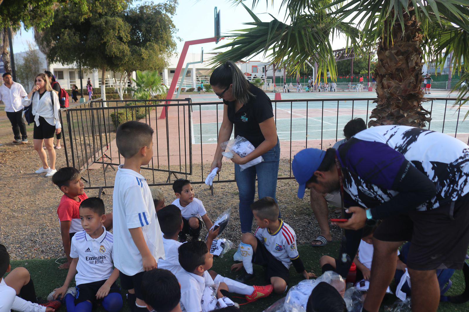 $!Selección Chupones recibe uniformes que portarán durante Estatal de Futbol