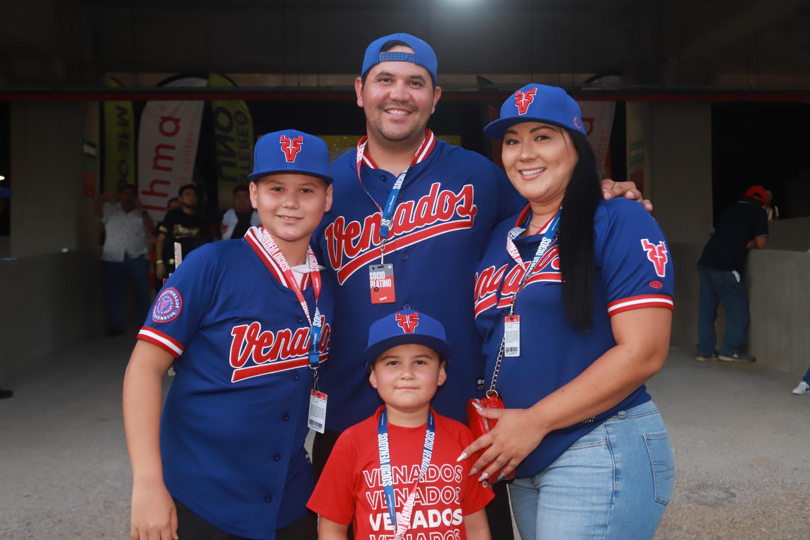 $!Diego Rodríguez y Sandra López con sus hijos, Gael y André.