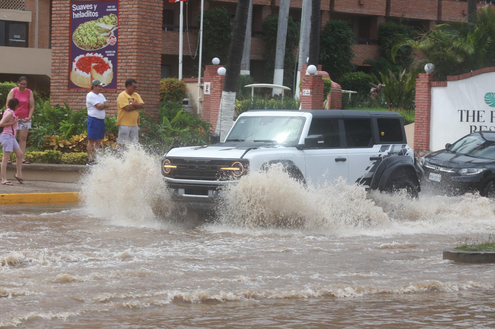$!Bajo el agua, parte de la Zona Dorada en Mazatlán