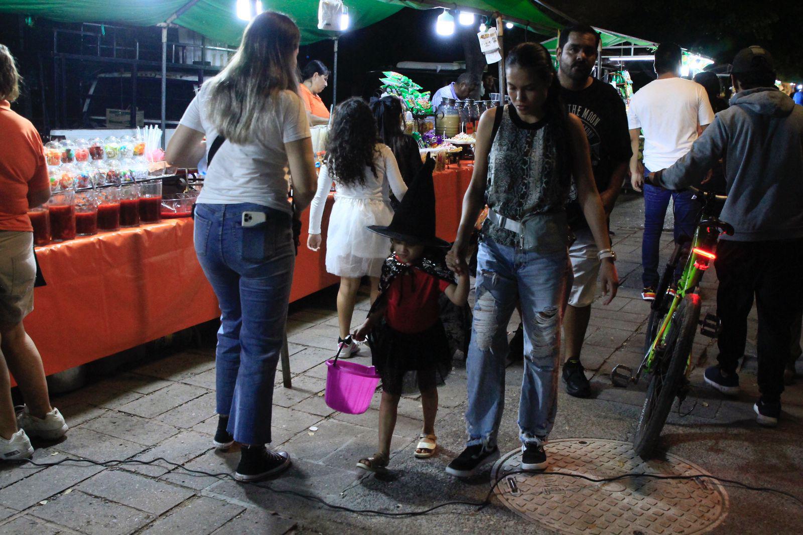 $!#Galería | Salen familias de Culiacán a celebrar la noche de Halloween en avenidas vigiladas