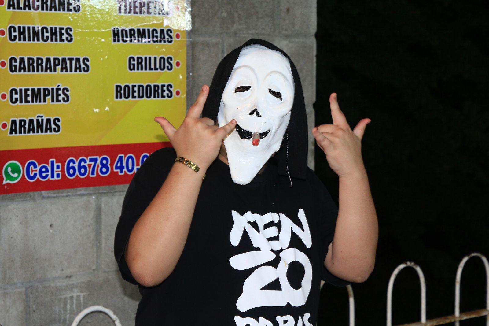 $!#Galería | Salen familias de Culiacán a celebrar la noche de Halloween en avenidas vigiladas