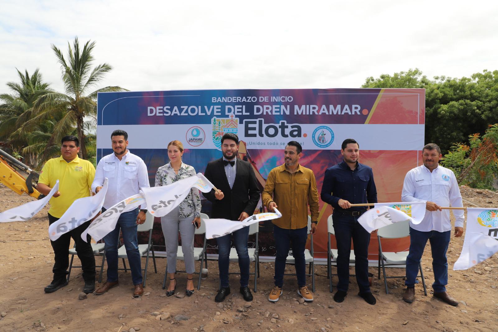 $!Ponen en marcha trabajos de desazolve en el Dren Miramar de Elota