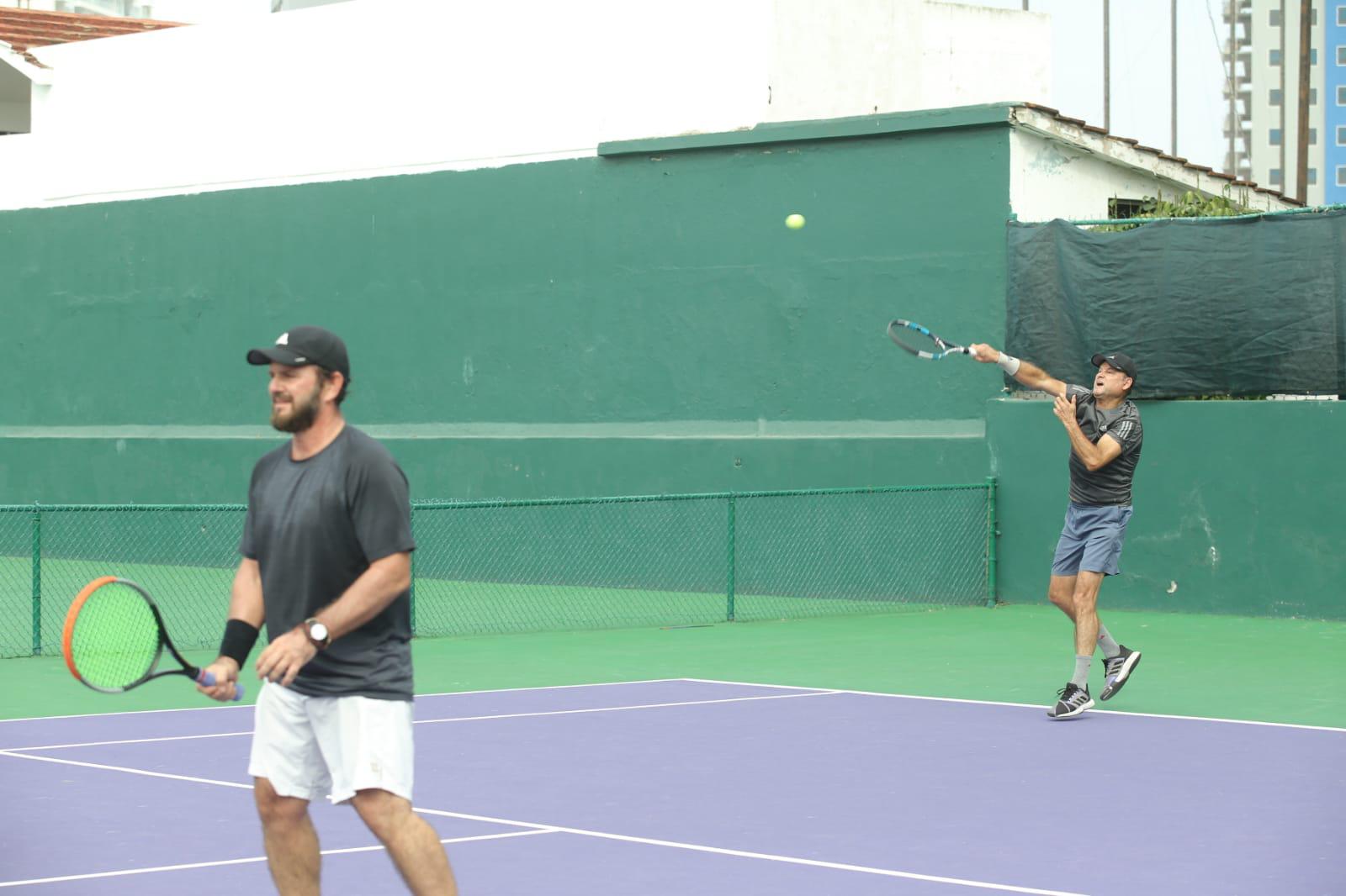$!Dominan Domínguez y Valadés su categoría en Tenis La Raza
