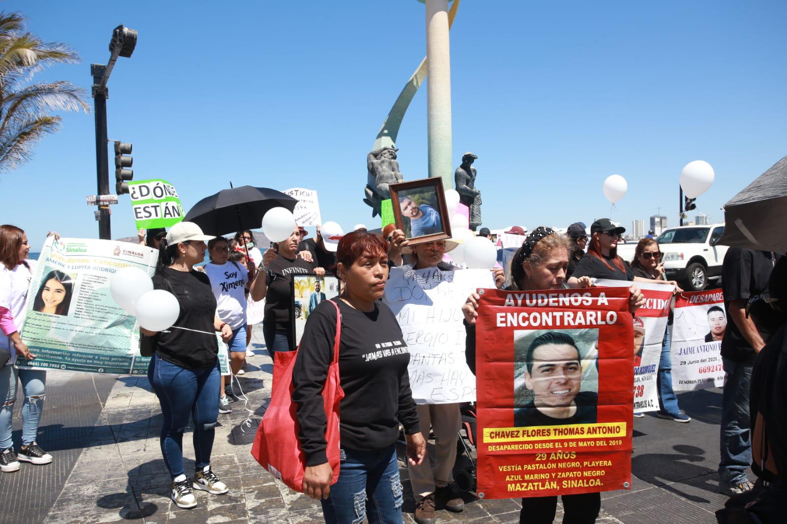 $!Marchan en Mazatlán para exigir el regreso de sus desaparecidos