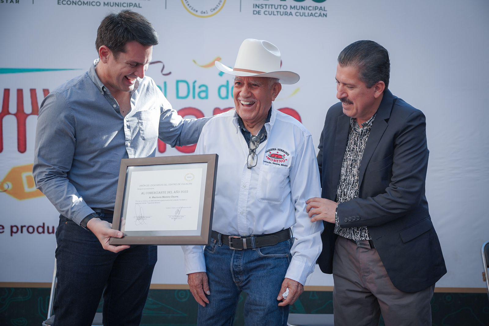 $!Coronan a ‘Don Cachito’ en Culiacán en el Día del Comerciante