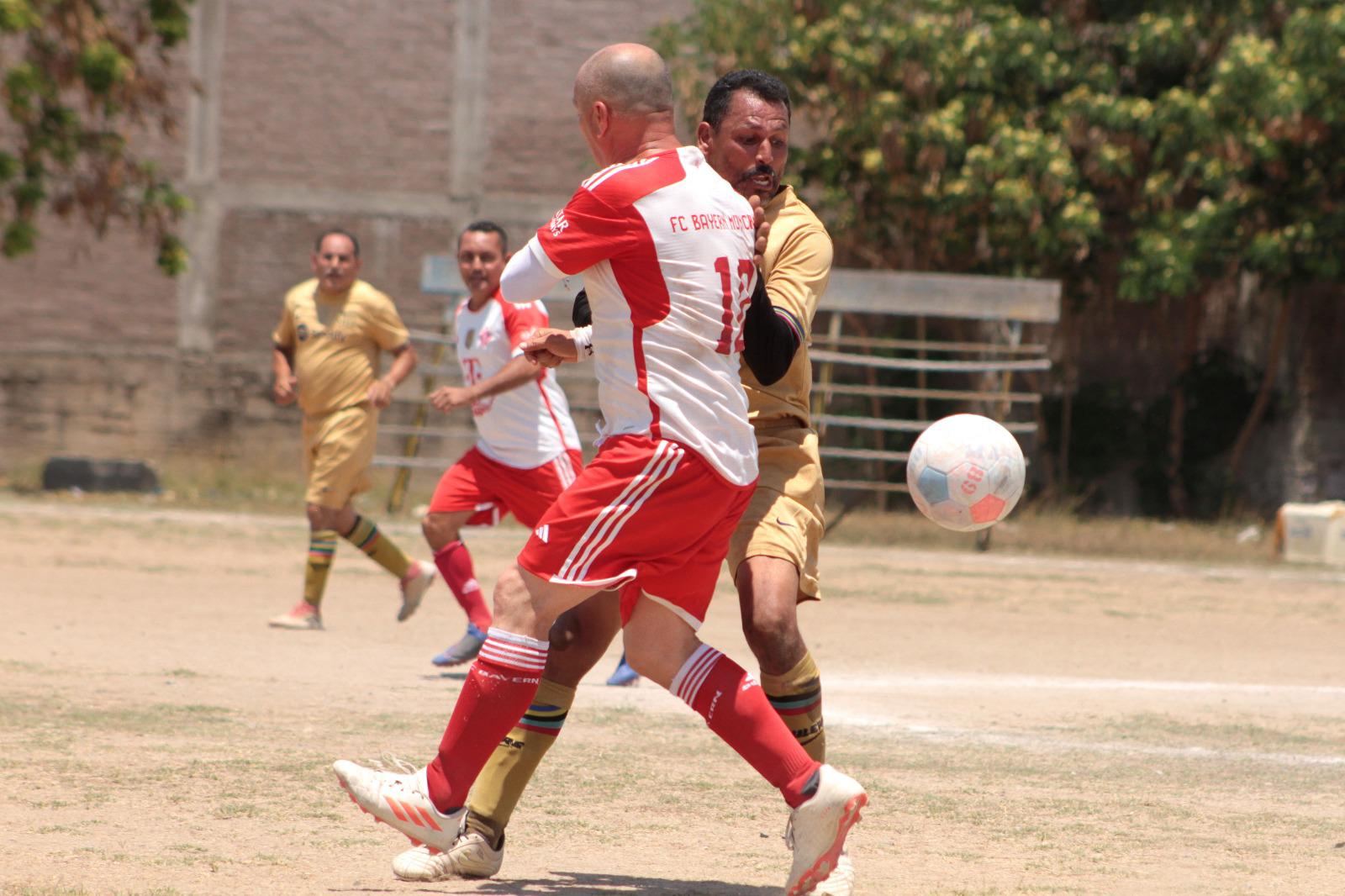 $!Sorprenden nuevamente al líder Muralla en Futbol Veteranos
