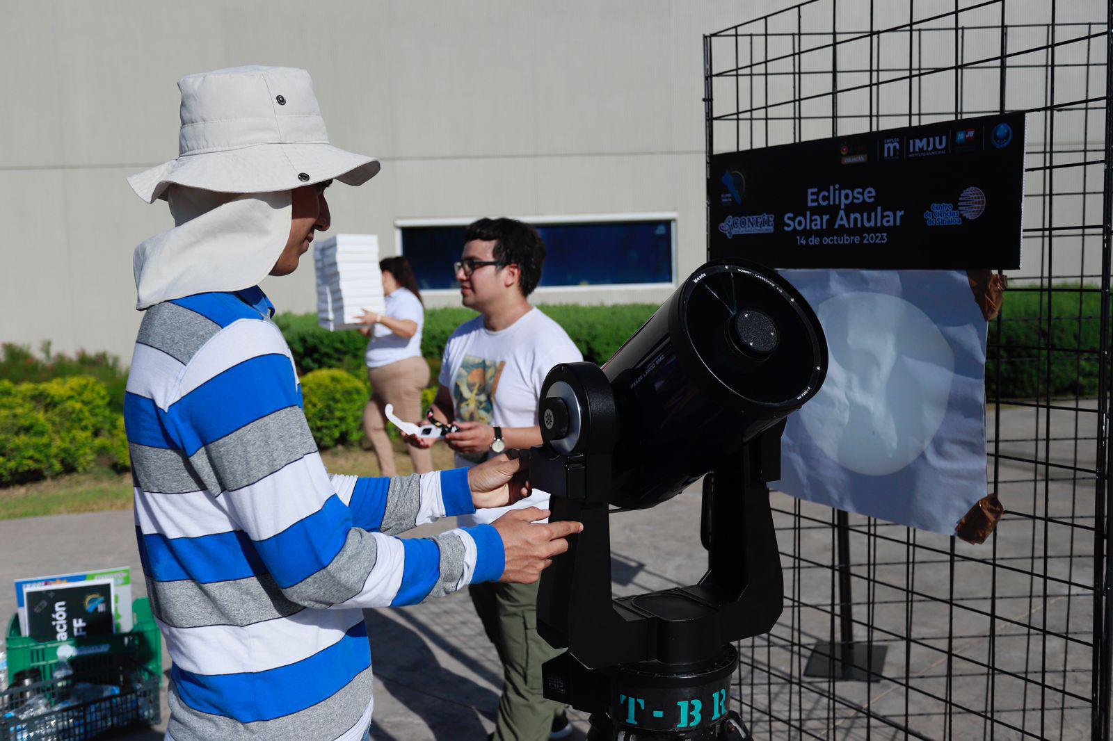 $!Comienza eclipse solar anular en Sinaloa; en Culiacán también lo observan