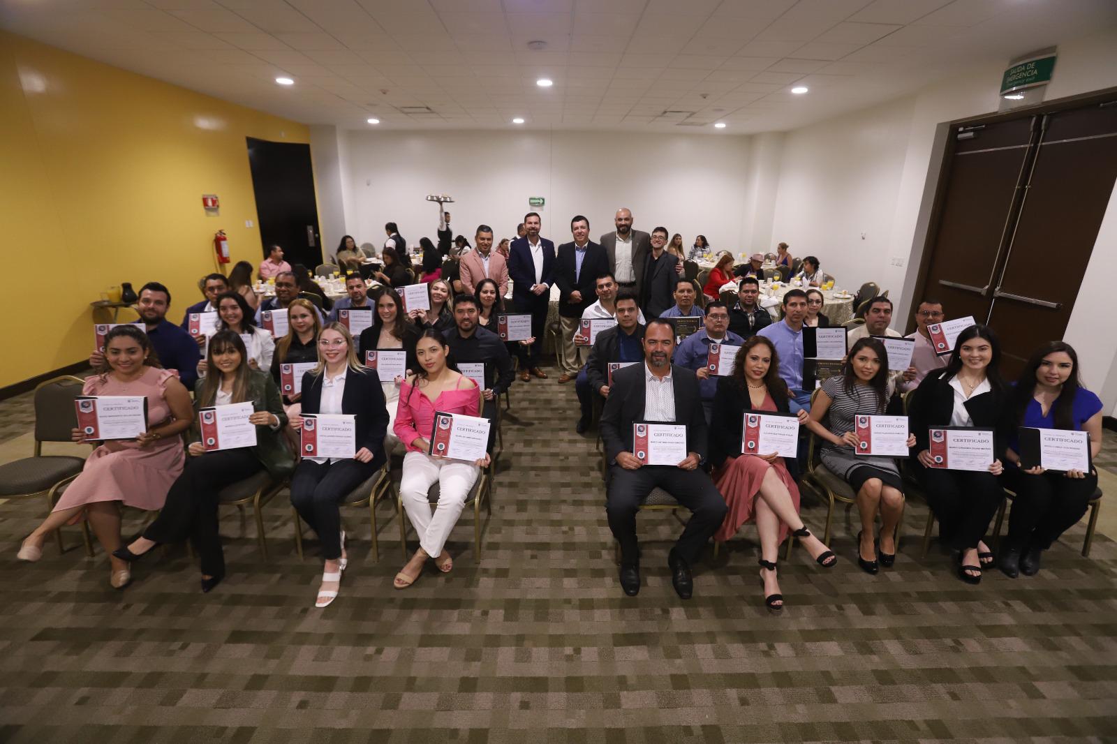$!Se gradúan del Diplomado en Liderazgo con Habilidades Gerenciales