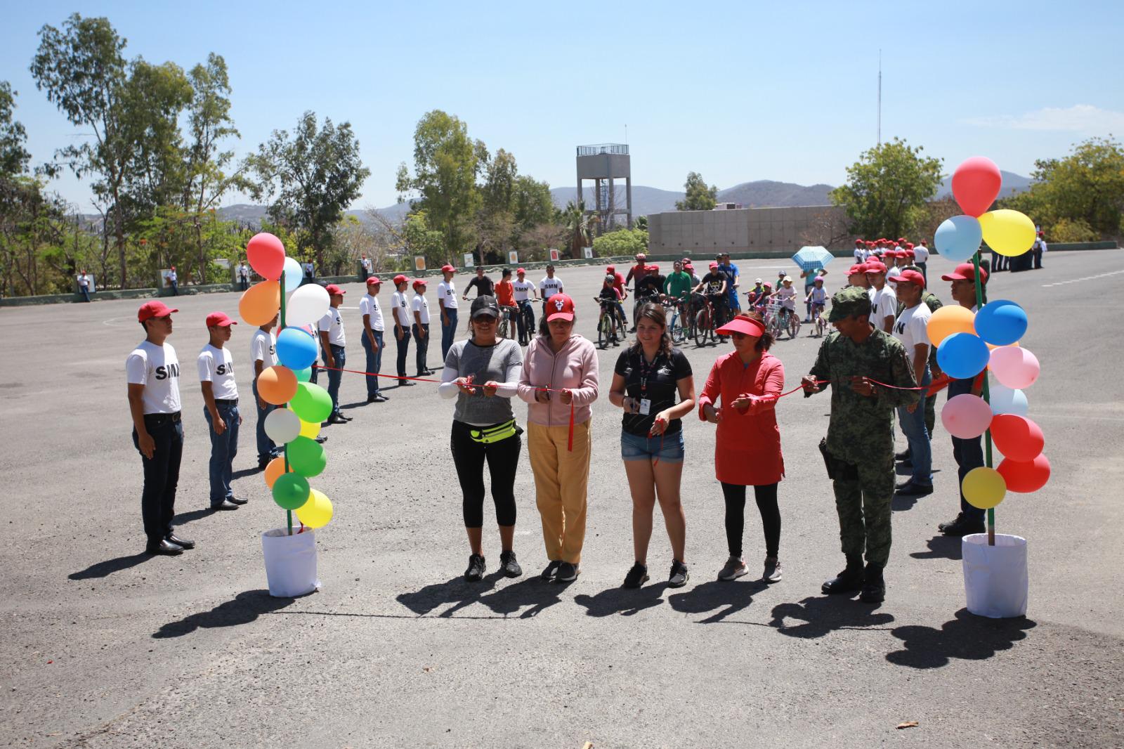 $!Recorren ciclistas instalaciones de Tercera Región Militar