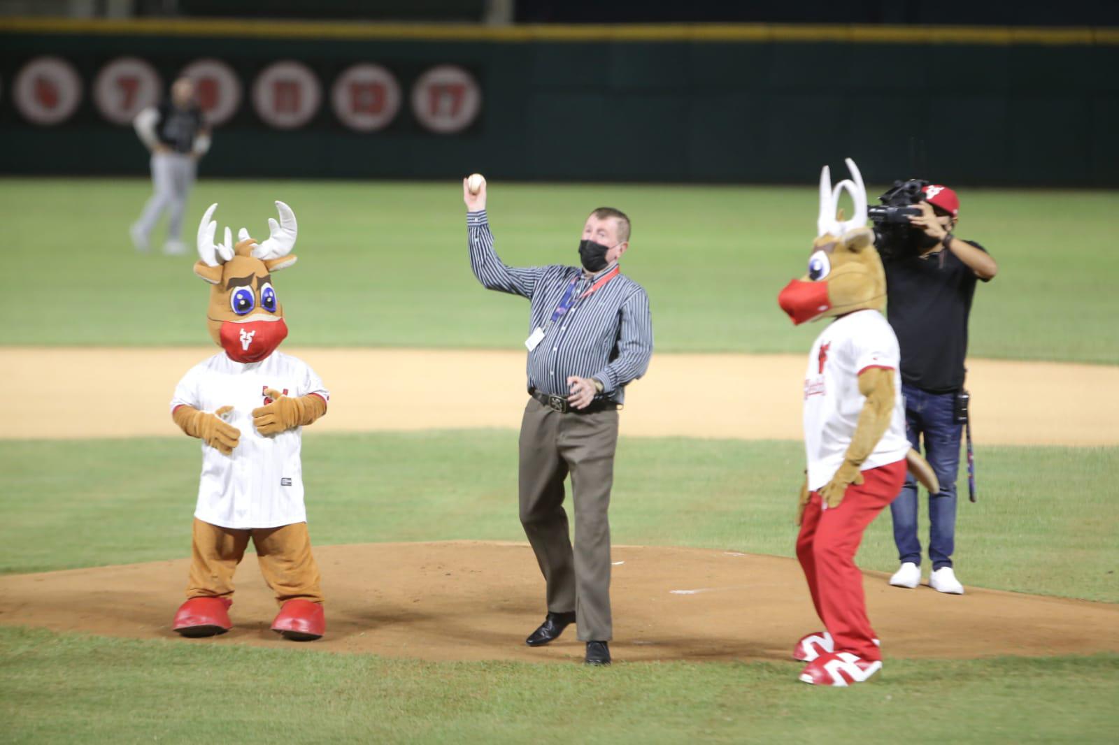 $!Germán Lizárraga lanza la primera bola en el inicio de la serie de Mazatlán vs Charros de Jalisco