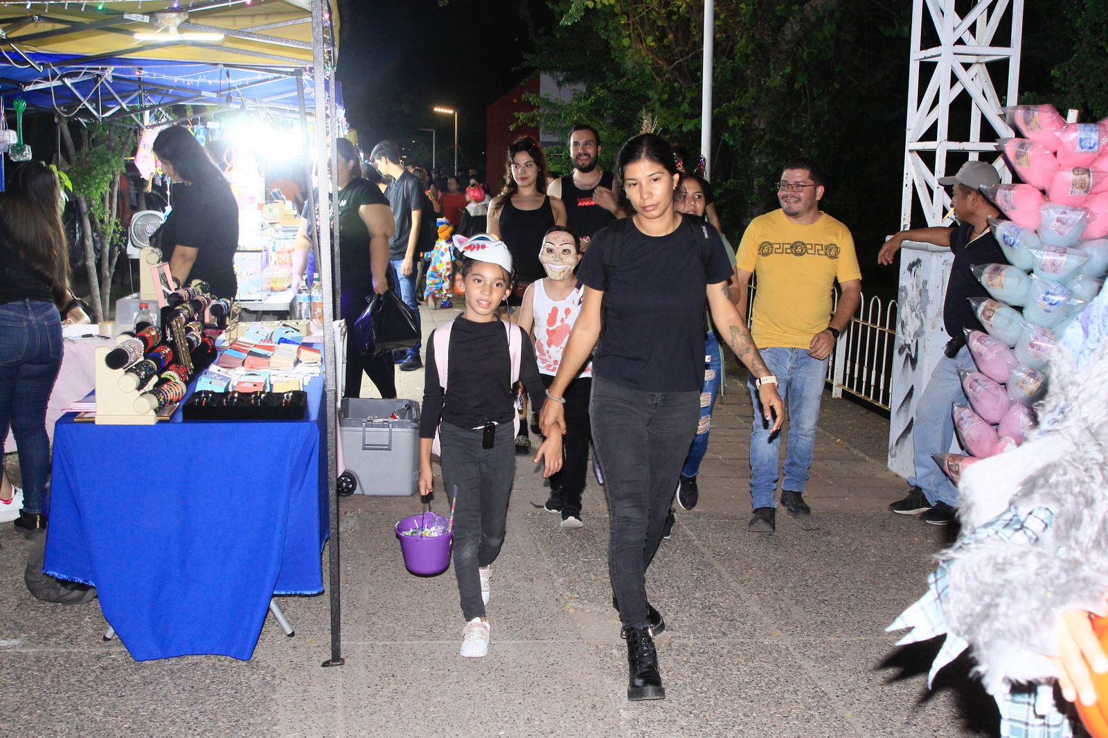 $!#Galería | Salen familias de Culiacán a celebrar la noche de Halloween en avenidas vigiladas