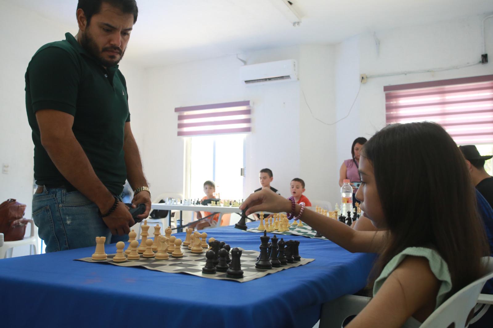 $!Hiram Velarde, imbatible en Simultáneas de Ajedrez