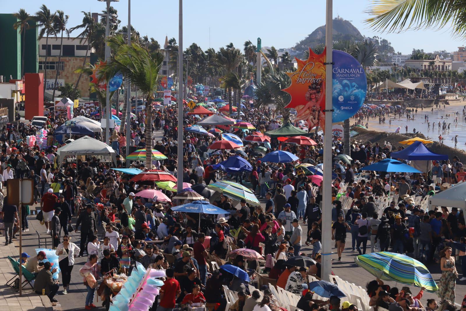 $!#Galería | Malecón de Mazatlán se muestra abarrotado y listo para que inicie la algarabía del desfile