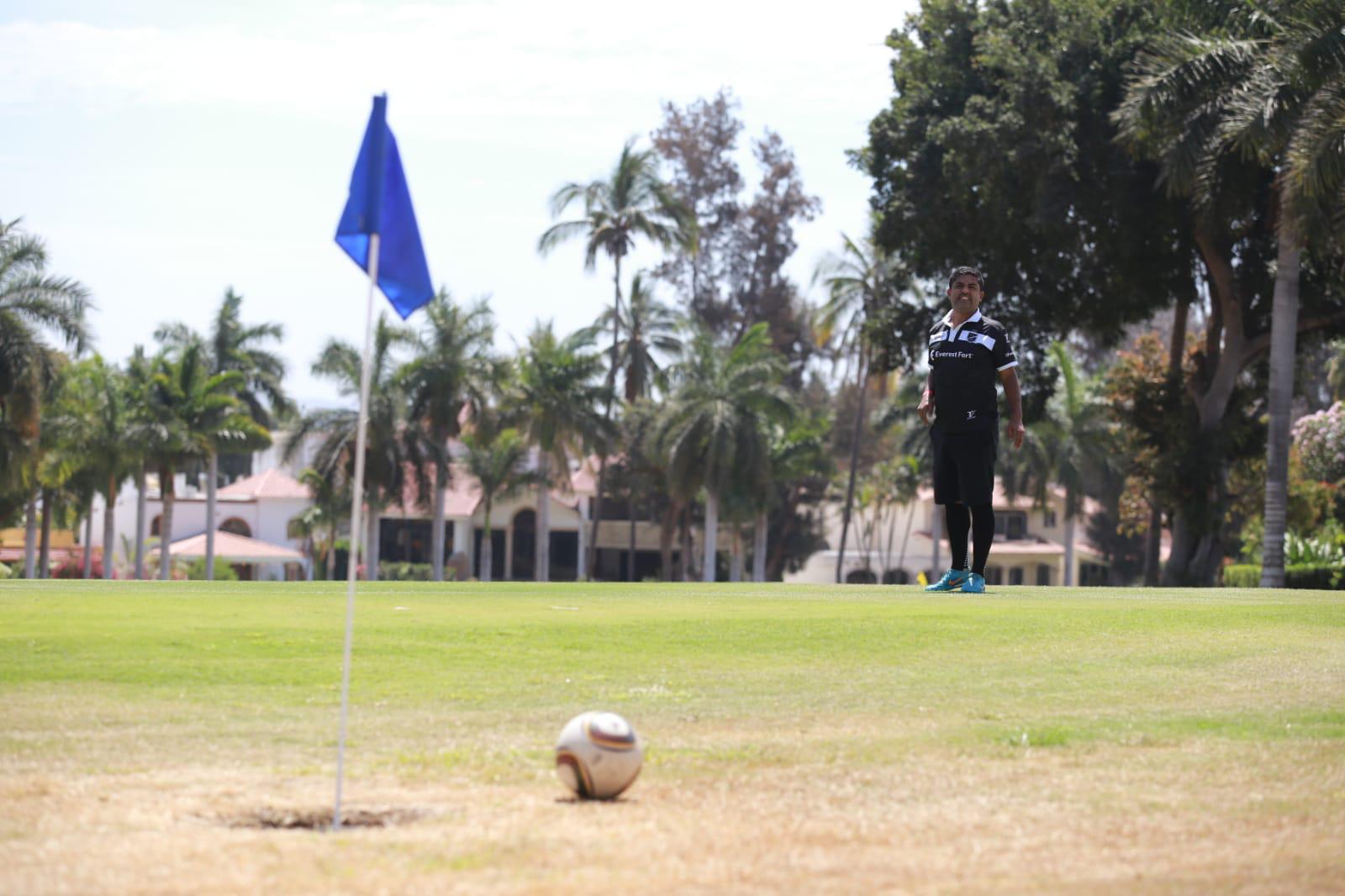 $!Patiño, ex jugador de Pumas, se adueña del Mazatlán Open de Foot Golf